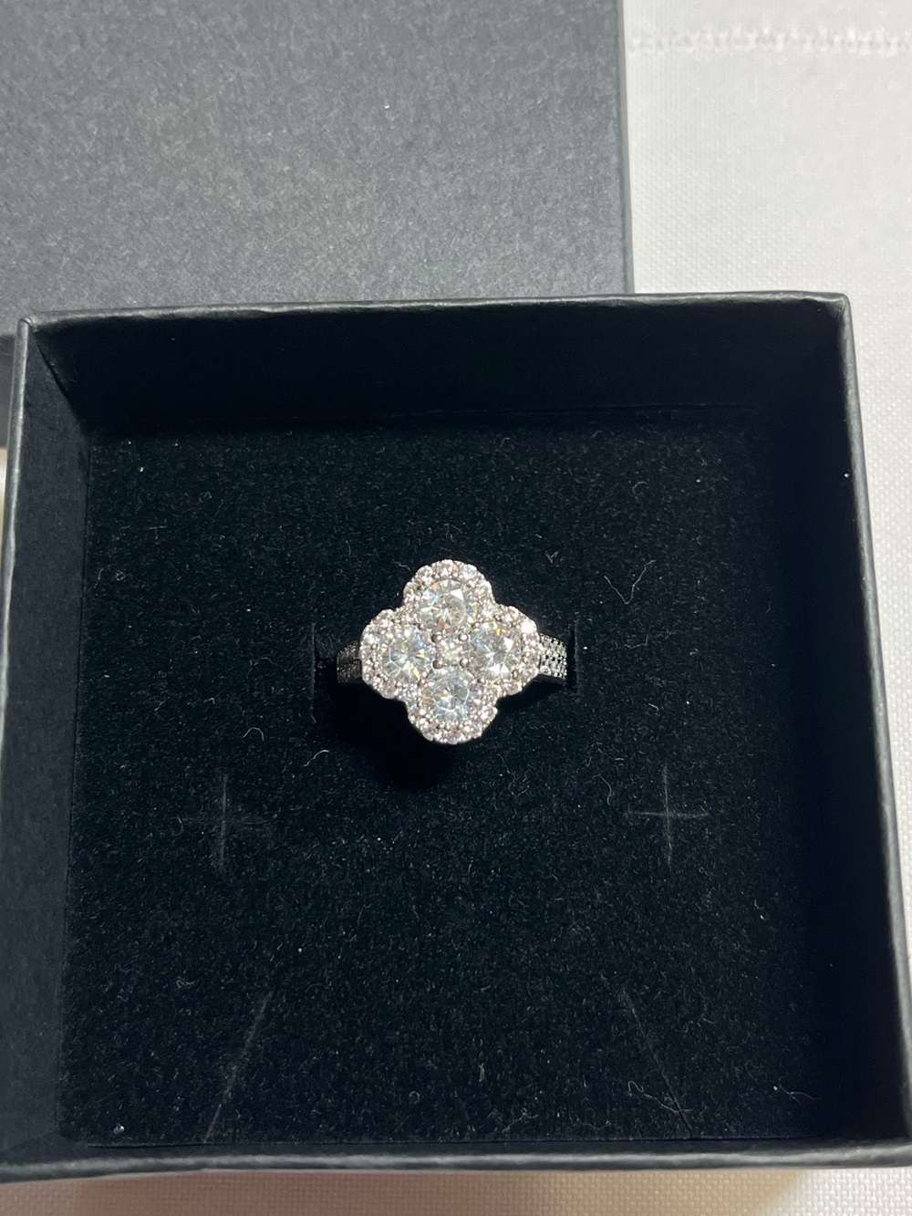 Silver plated sparkle clover ring. Size 8